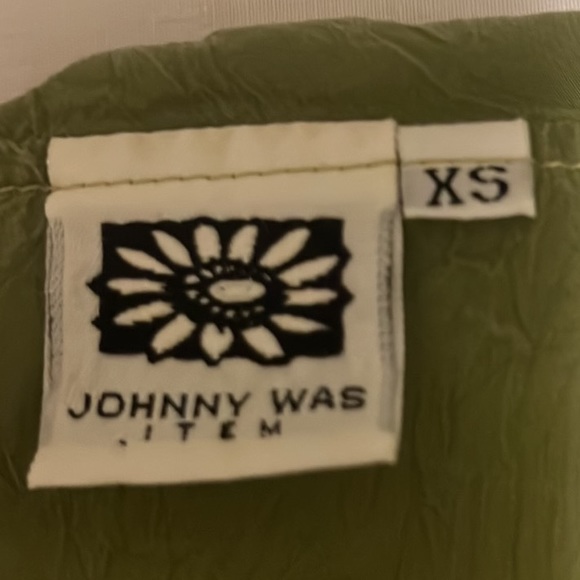 JOHNNY WAS, Ruffled V-NeckLine, 100% Rayon Side Slits Top, Light Olive Green, XS - Picture 6 of 8